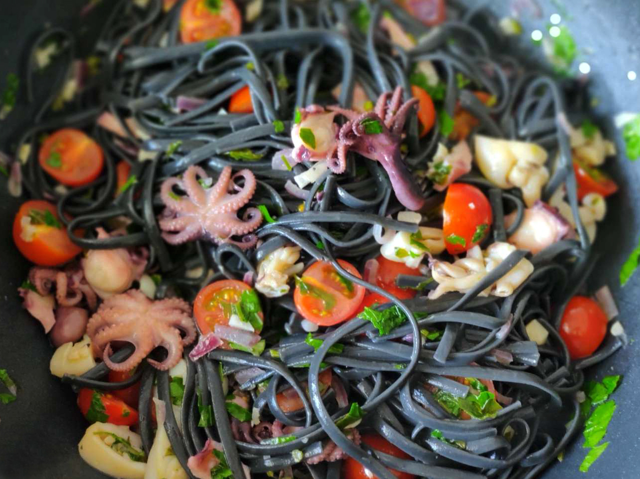 Spaghetti al nero di seppia z ośmiornicą i kalmarami