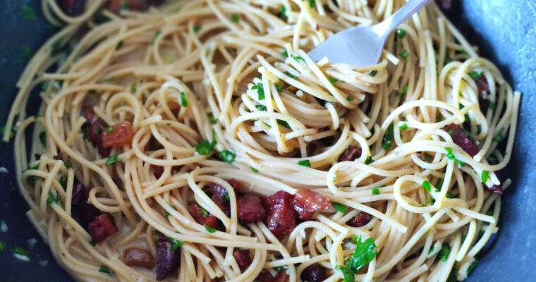 Razowe spaghetti alla carbonara z pietruszką i czosnkiem