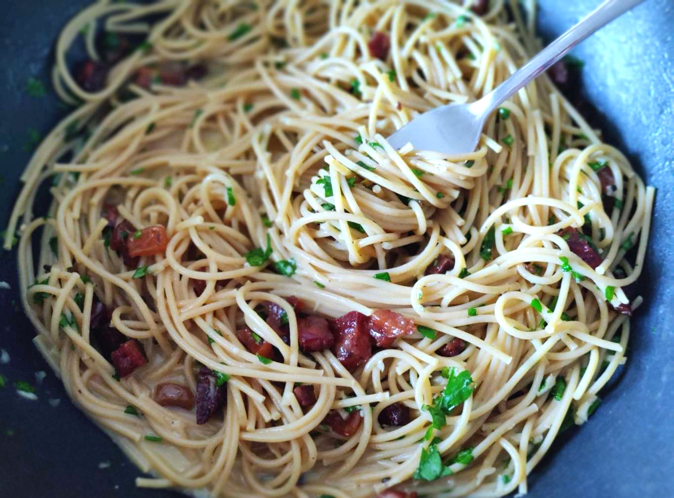 Razowe spaghetti alla carbonara z pietruszką i czosnkiem