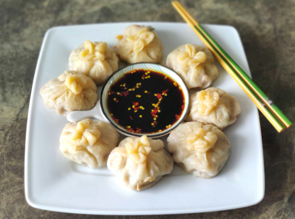 Pierożki dim sum z wołowiną i warzywami (gotowane na patelni) Nie