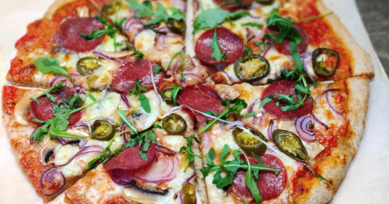 Pizza z salami i papryczkami jalapeño