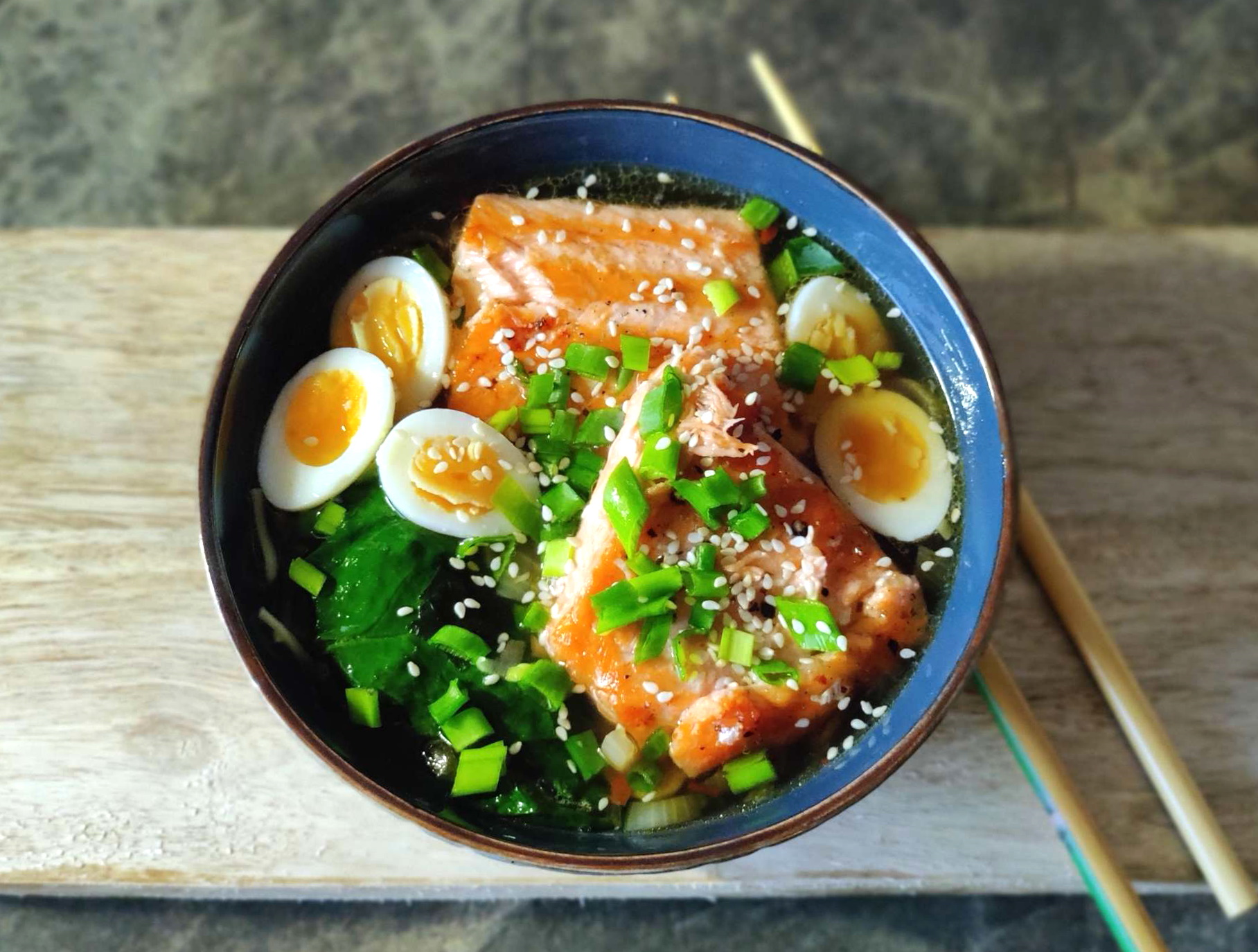 Ramen z łososiem i jajami przepiórczymi