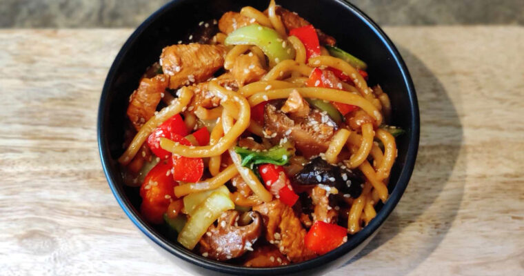 Makaron udon z kurczakiem teriyaki, grzybami shitake i warzywami