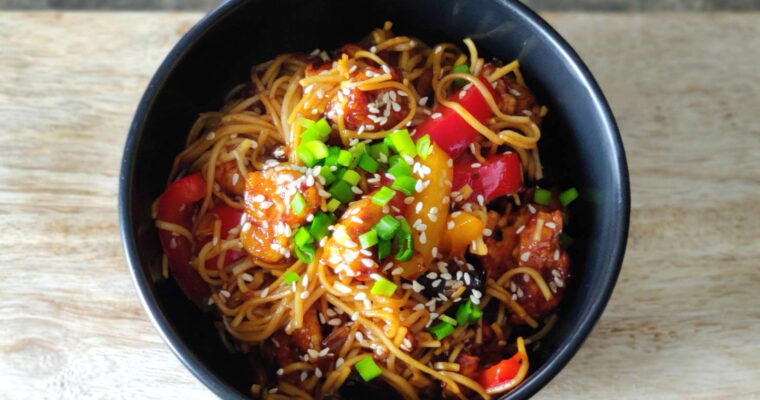 Makaron chow mein z kurczakiem teriyaki i sezamem