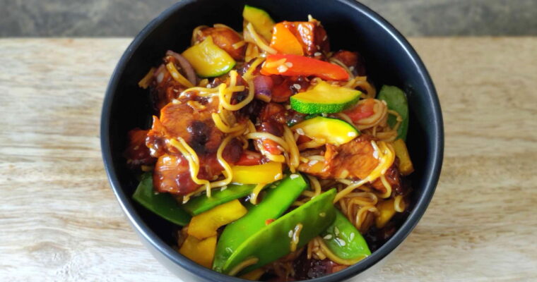 Makaron chow mein z kurczakiem i warzywami w sosie teriyaki