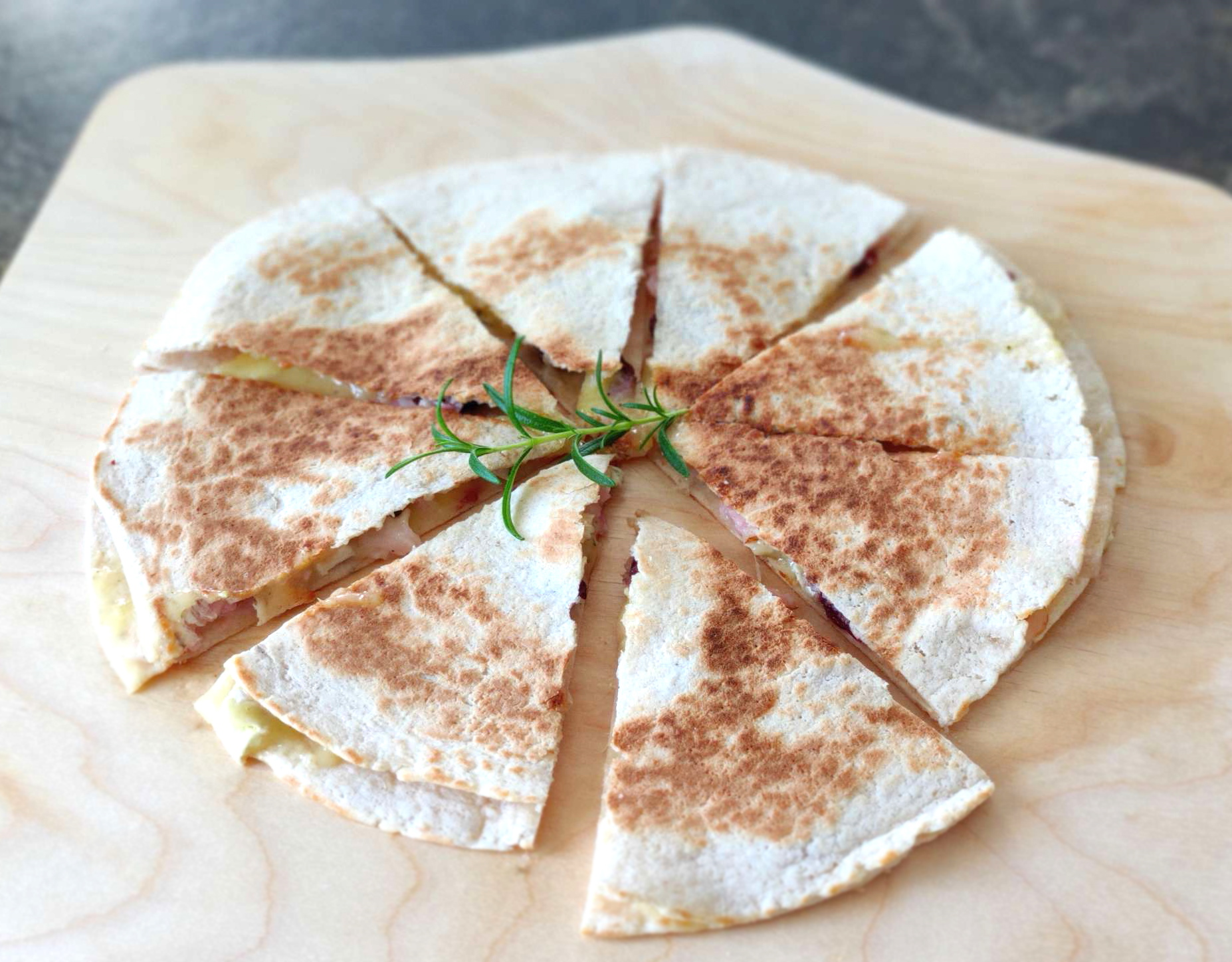 Quesadilla z serem camembert, boczkiem i żurawiną